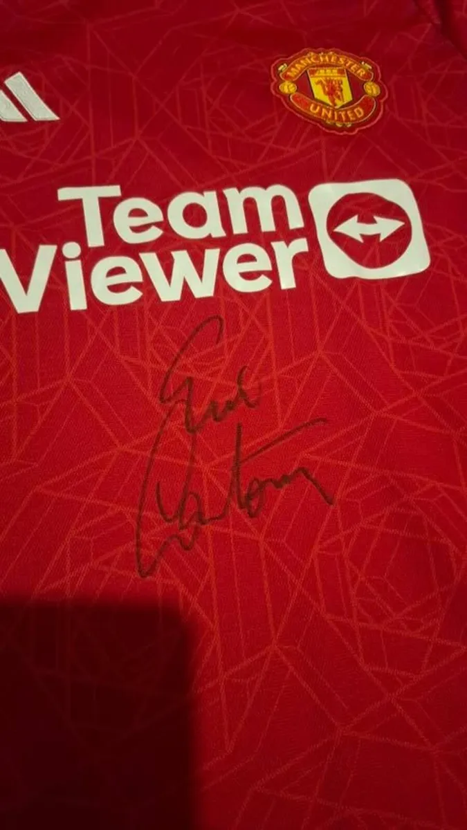 2 Manchester United signed jerseys - Image 3