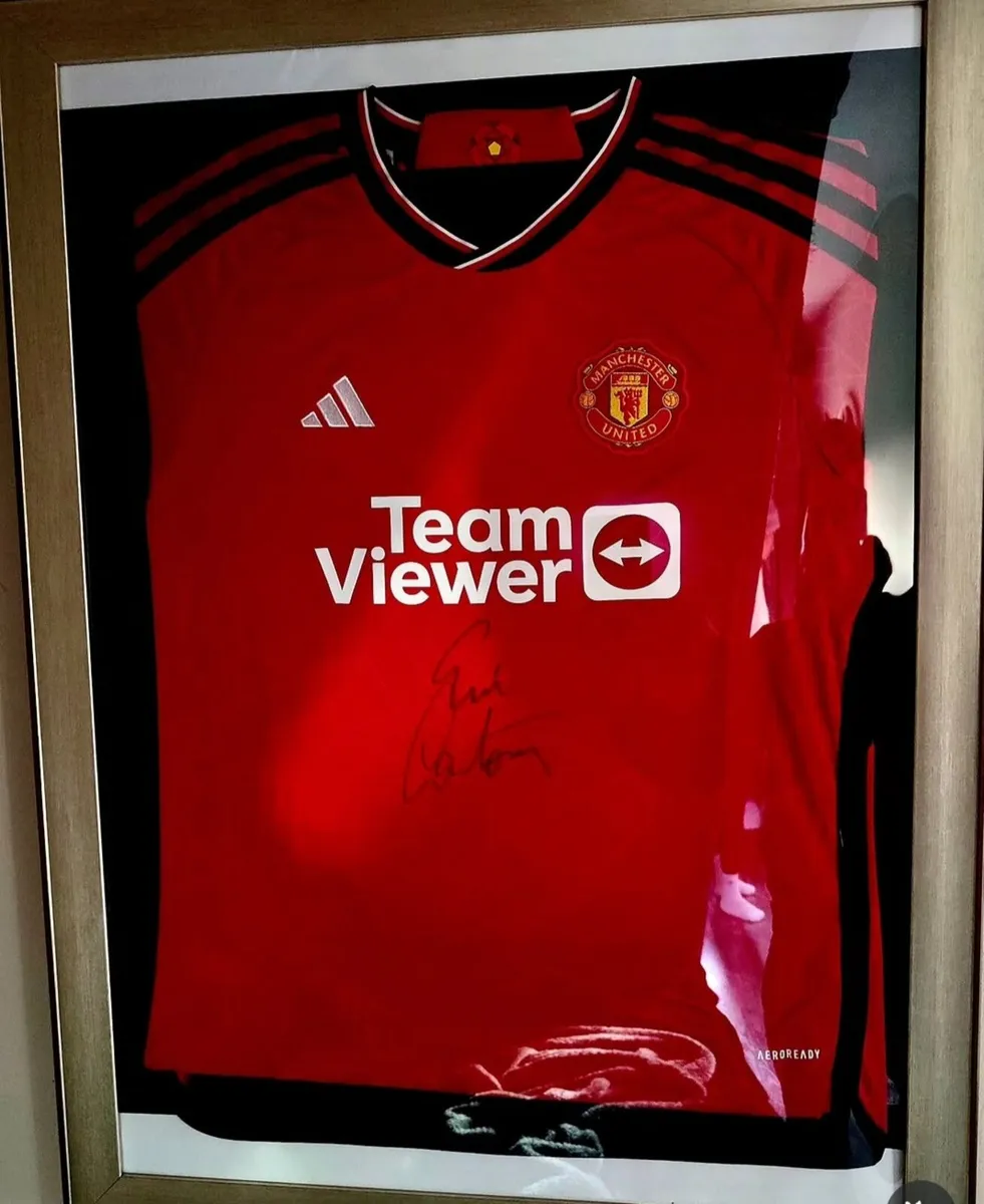 2 Manchester United signed jerseys - Image 1