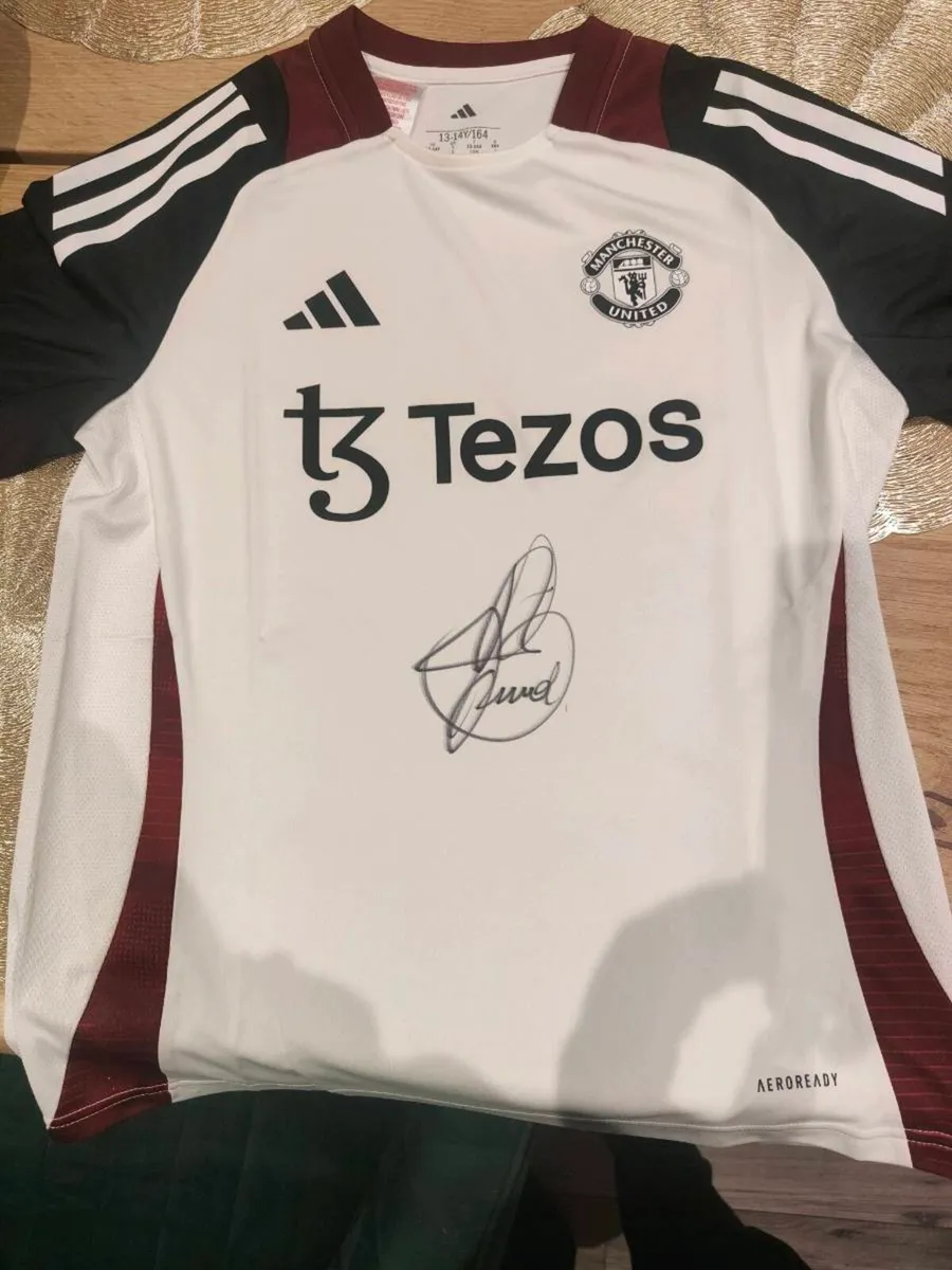 2 Manchester United signed jerseys - Image 2