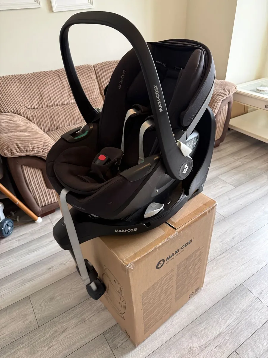 Maxi-Cosi Pebble 360 + FamilyFix 360 Base - Image 1