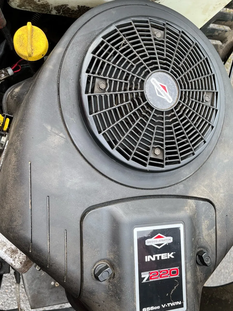 22HP Castlegarden twin cylinder ride on lawnmower - Image 4