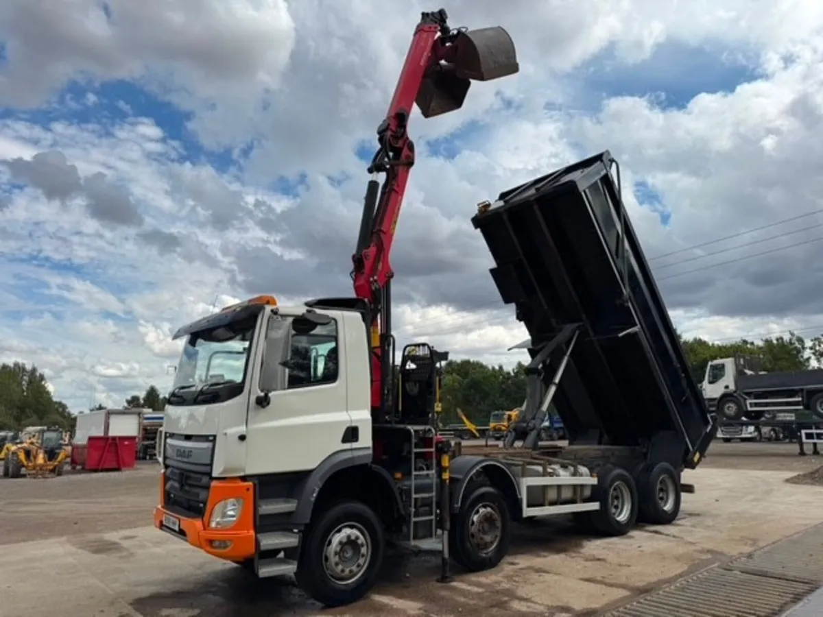 2018 (18) DAF CF440 8x4 Grabloader - Image 1