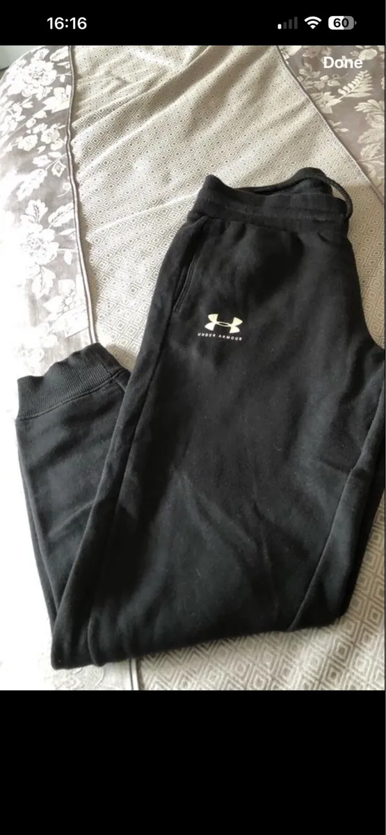 Mens under armour bottoms size M €15 - Image 1
