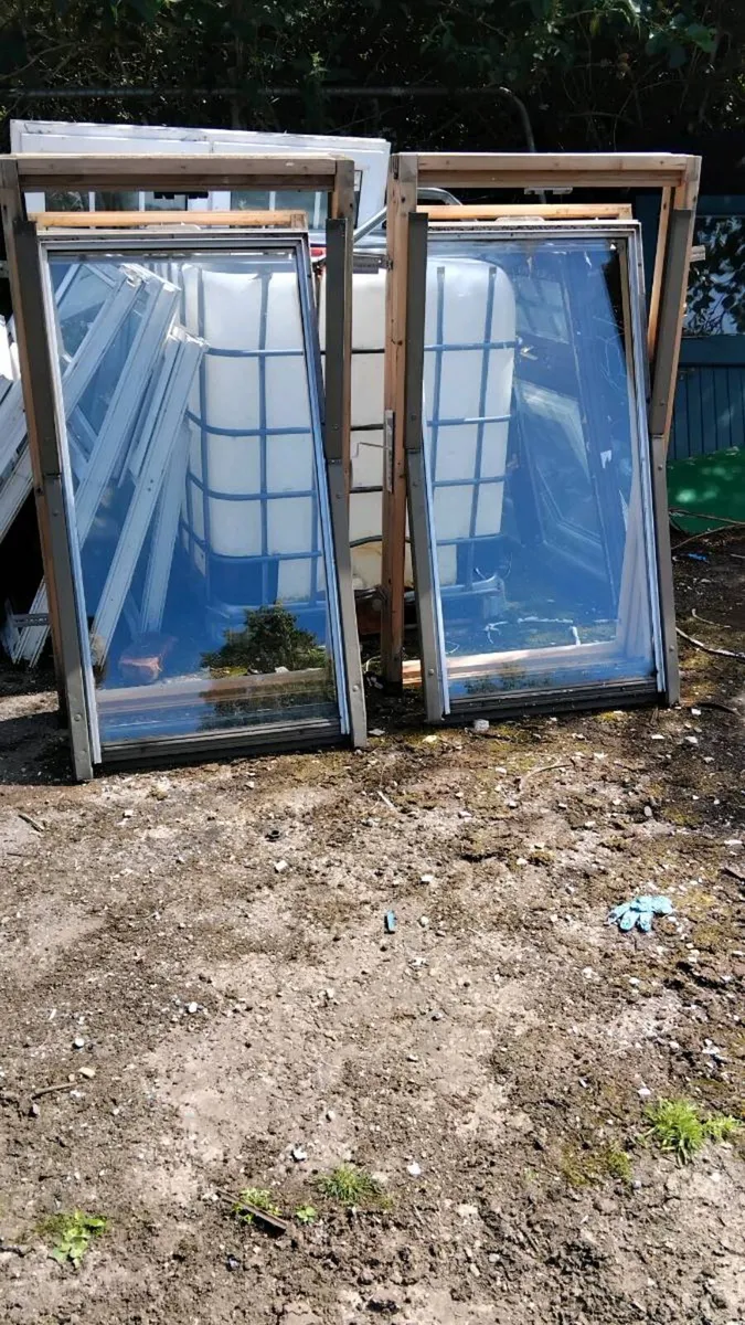 2x matching velux windows - Image 1