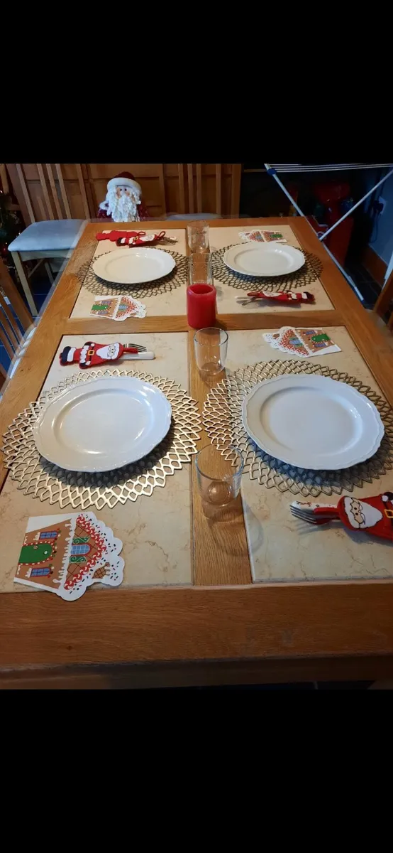 Dining table and 6 chairs - Image 4