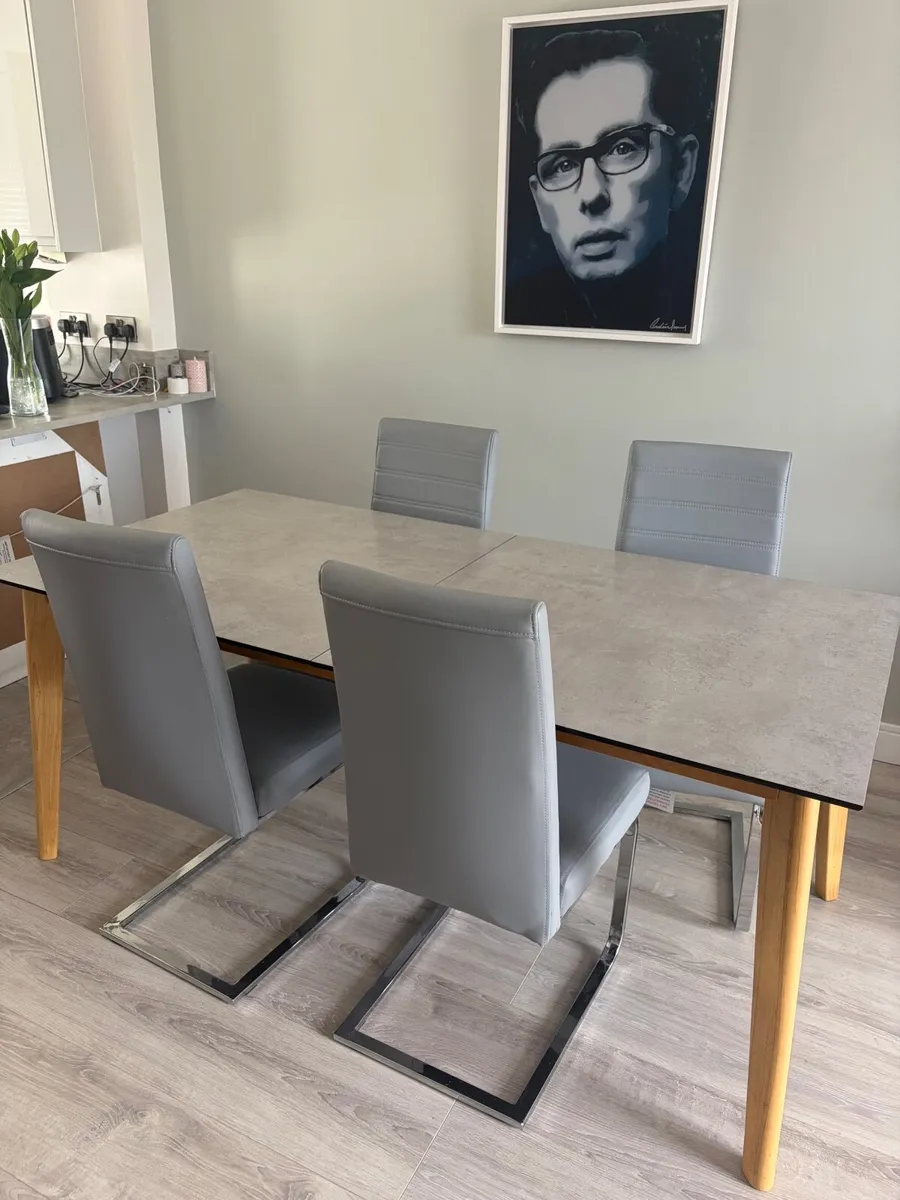 Dining room table and chairs - Image 1