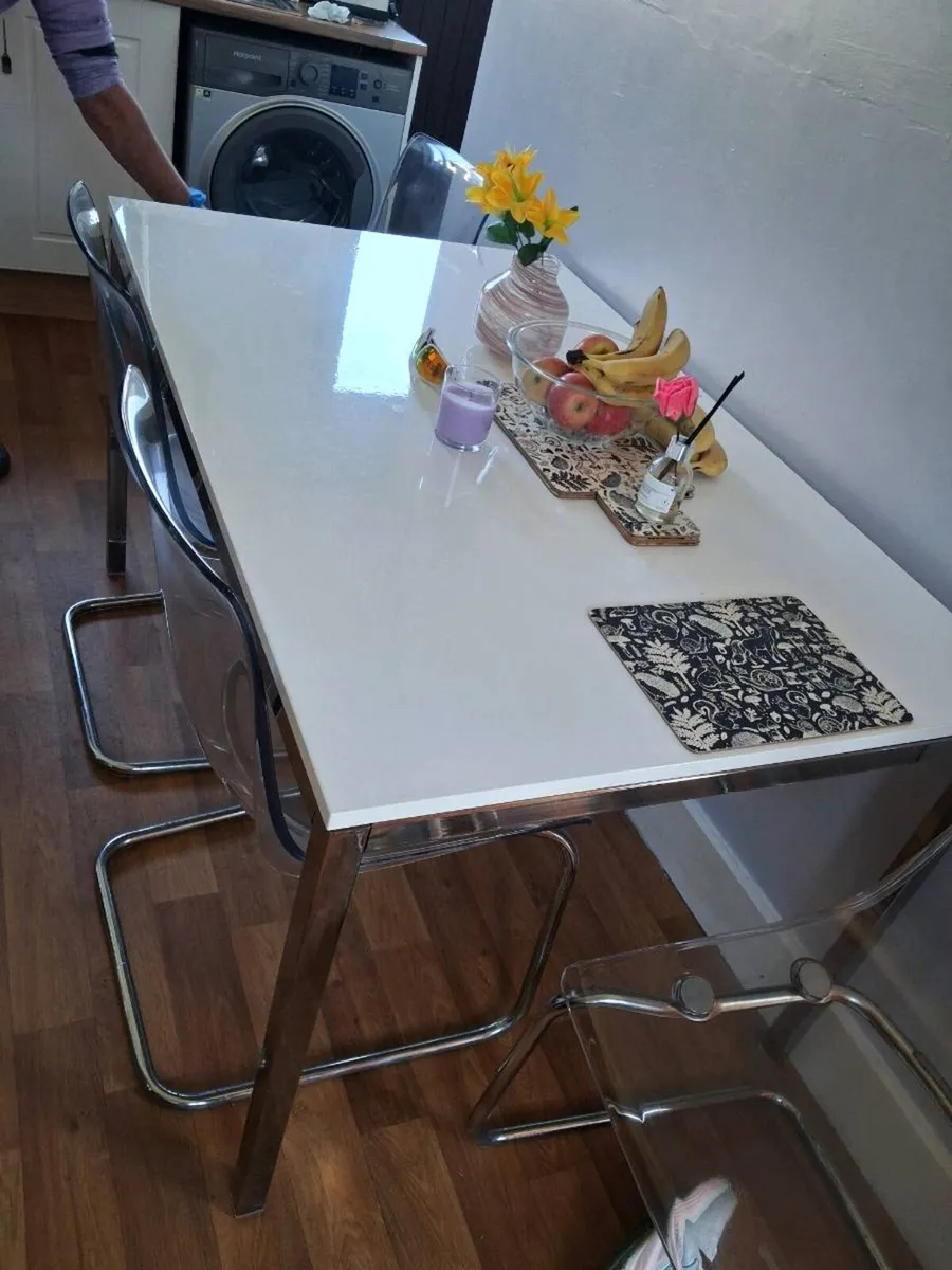 Table and chair - Image 2