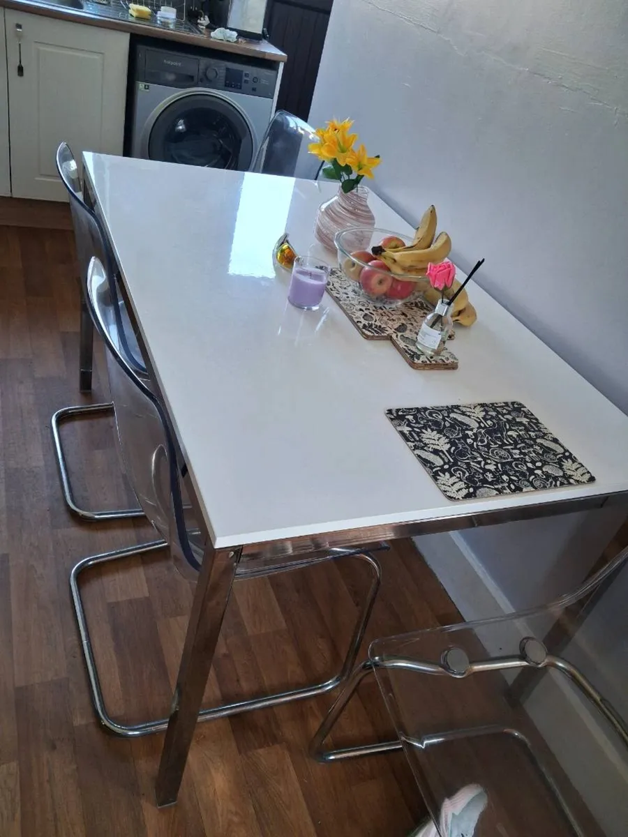Table and chair - Image 1