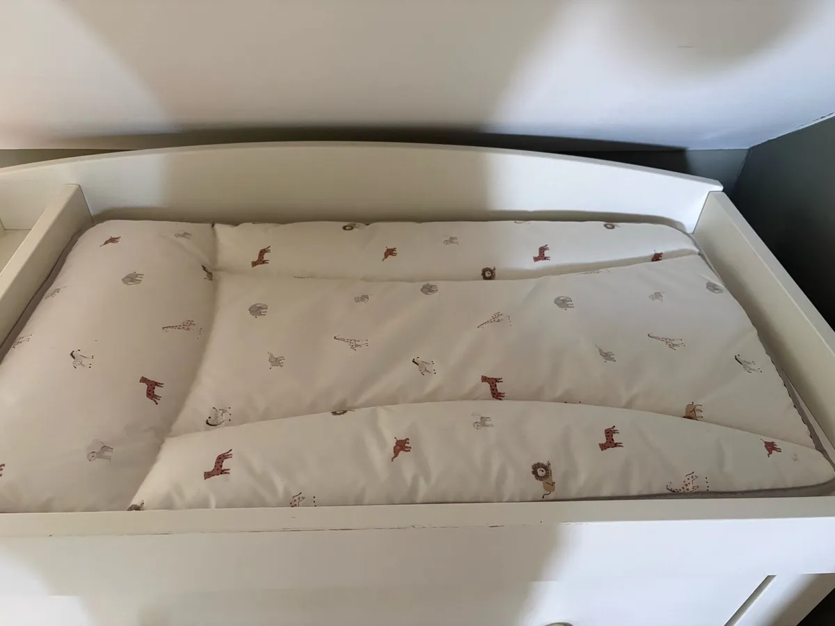 Mama & papas changing unit - Image 3