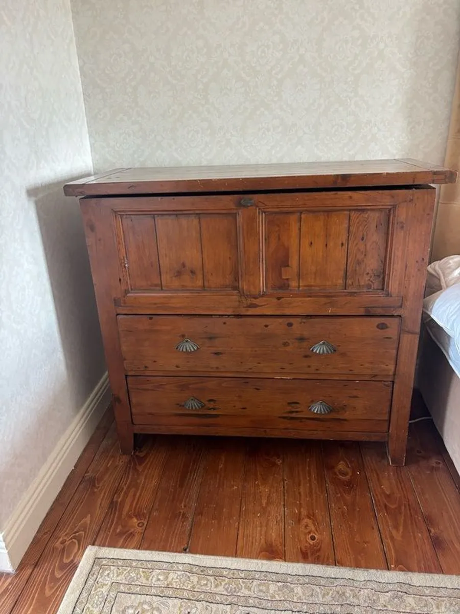 Mixture of bedroom and living room furniture - Image 2
