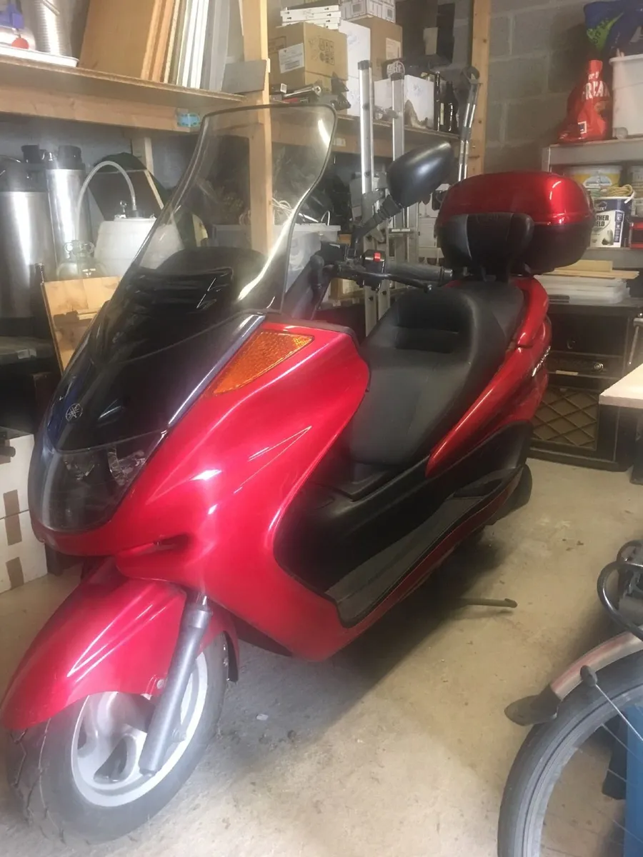 2000 YAMAHA Majesty 250 in excellent condition - Image 1