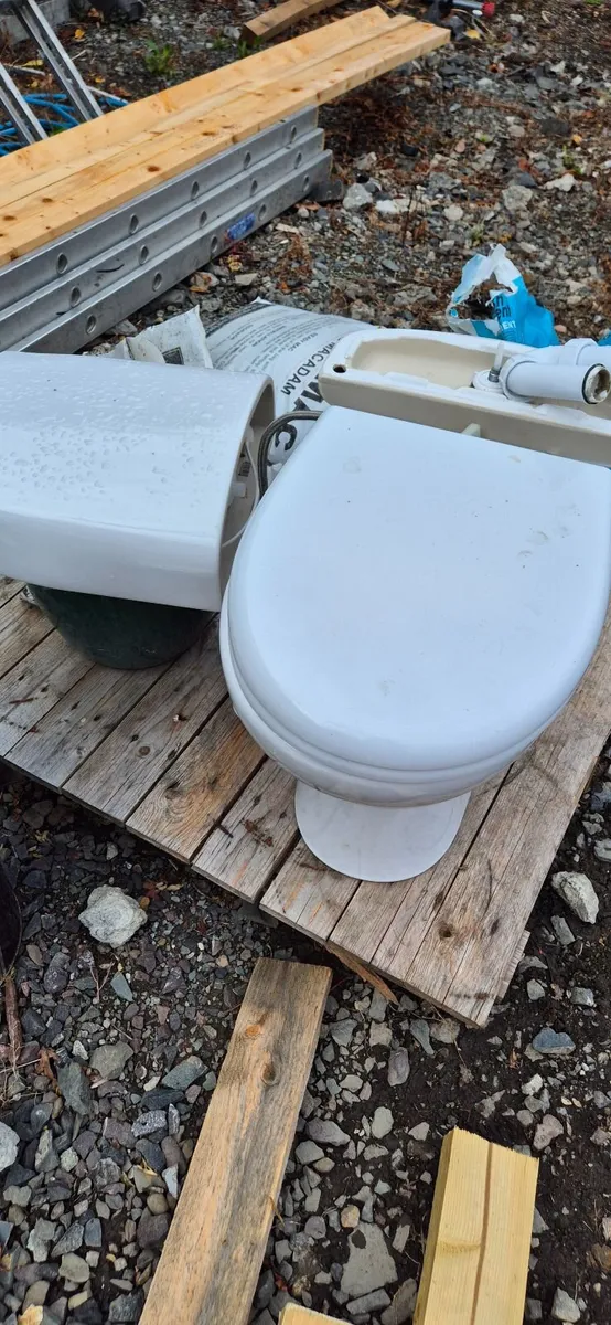 Bathroom vanity unit & toilet - Image 1