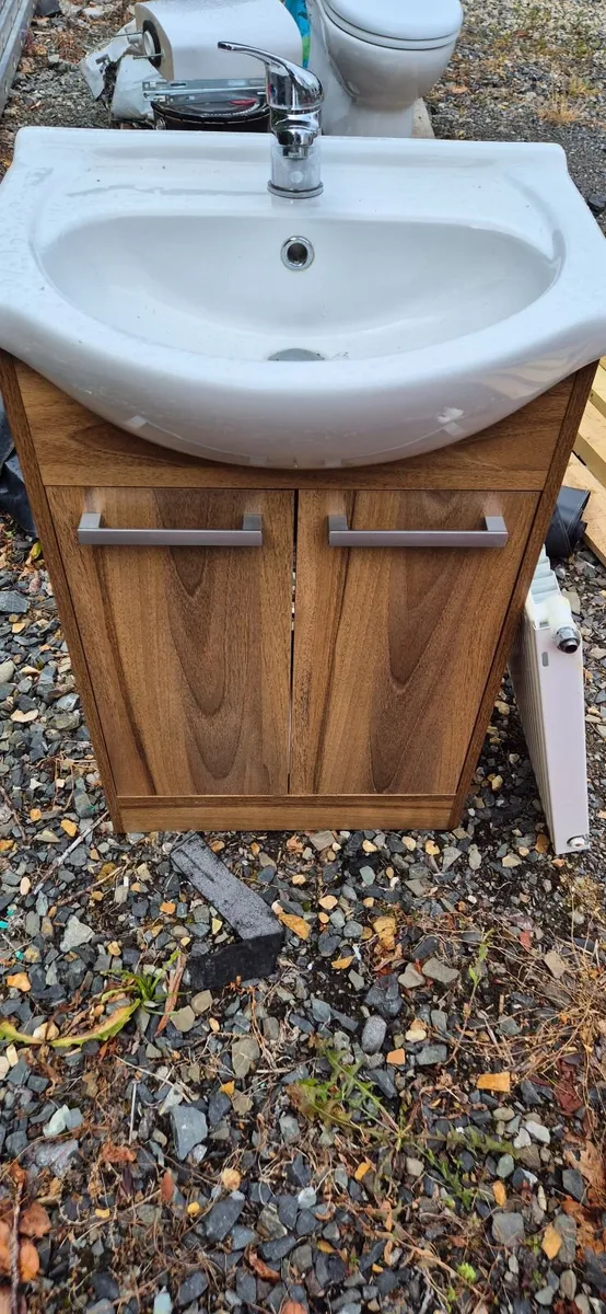 Bathroom vanity unit & toilet - Image 2