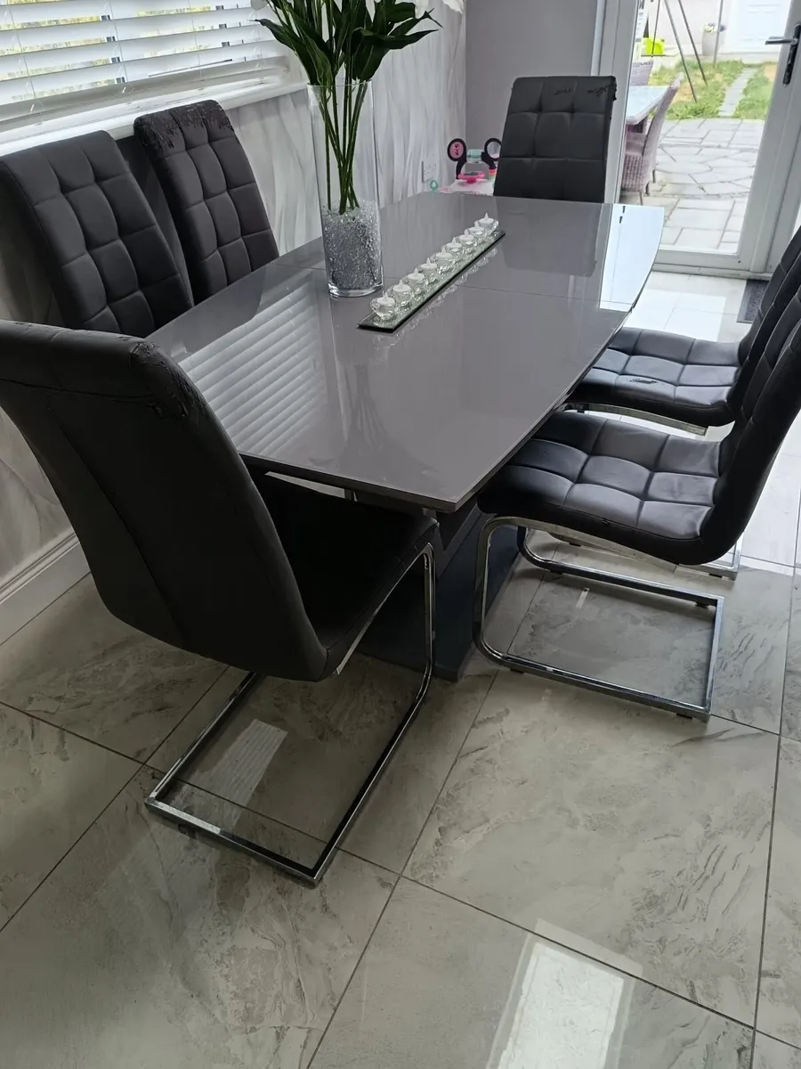 Kitchen chairs x6 free - Image 3