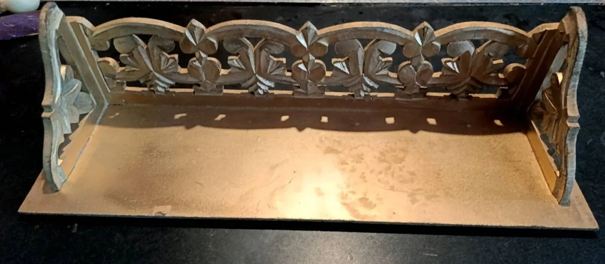 Carved wooden shelf - Image 1
