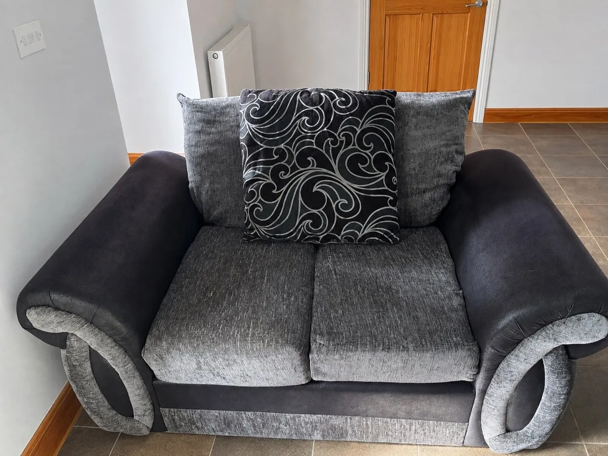 Beautiful 3 seater and 2 seater,  black and grey - Image 1