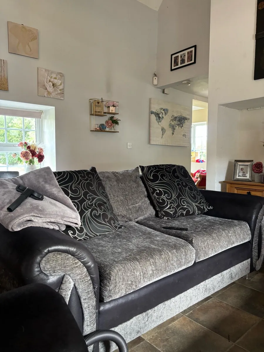 Beautiful 3 seater and 2 seater,  black and grey - Image 3
