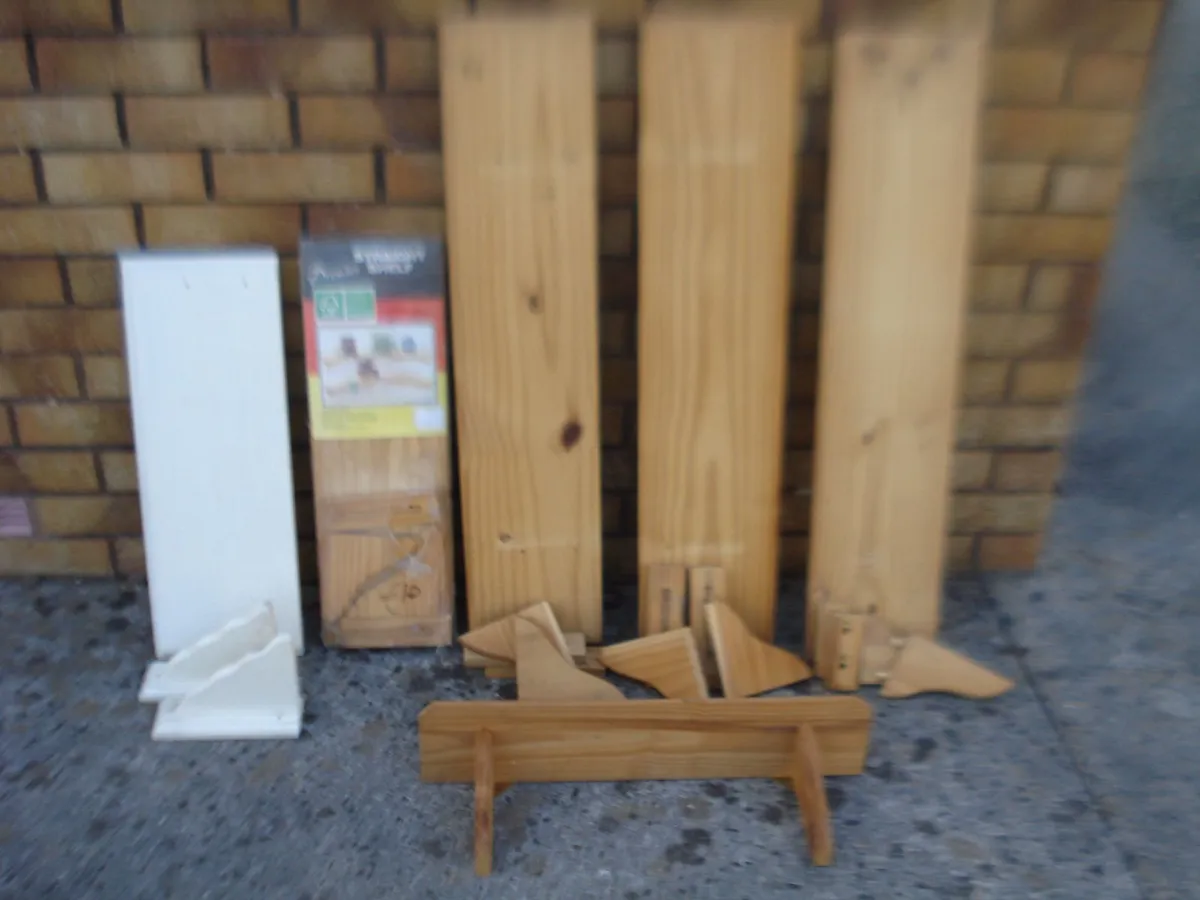 SOLID PINE SHELVES WITH WALL BRACKETS. - Image 1