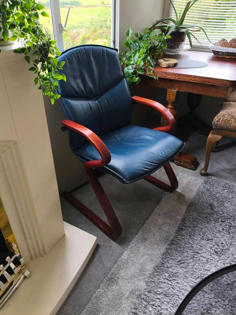Beautiful lounge chair very comfortable 60 - Image 1