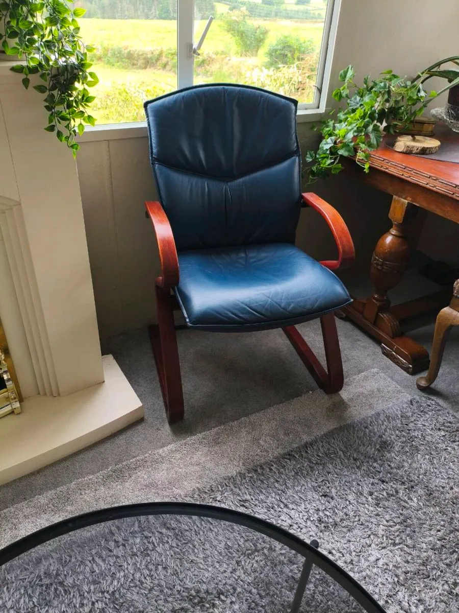 Beautiful lounge chair very comfortable 60 - Image 2