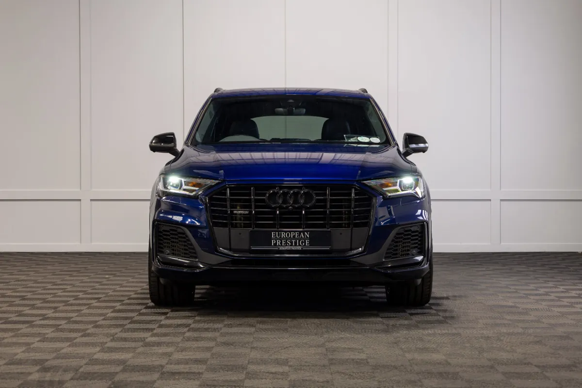 232 Audi Q7 55TFSIe S-Line Black Edition 5 Seat N1 - Image 2