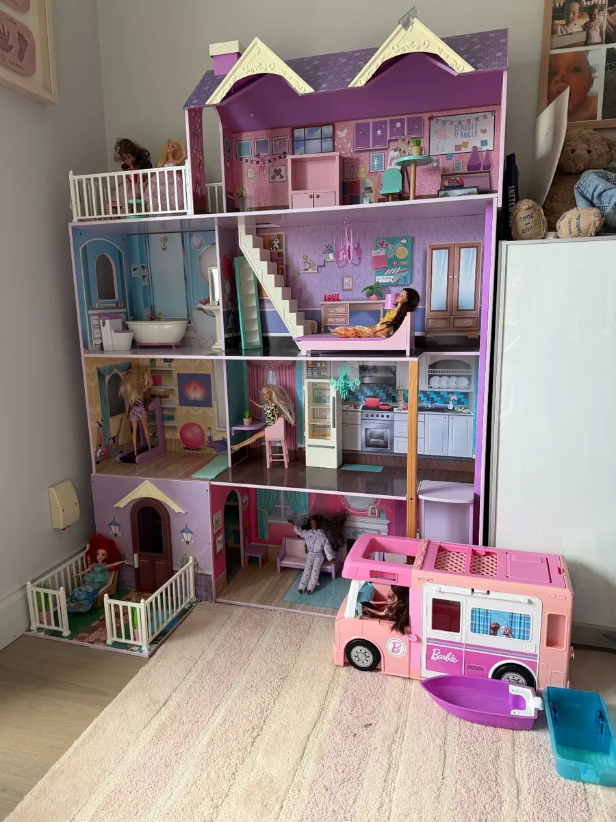 Free Doll House with 9 Barbies + Barbie Camper Van - Image 2