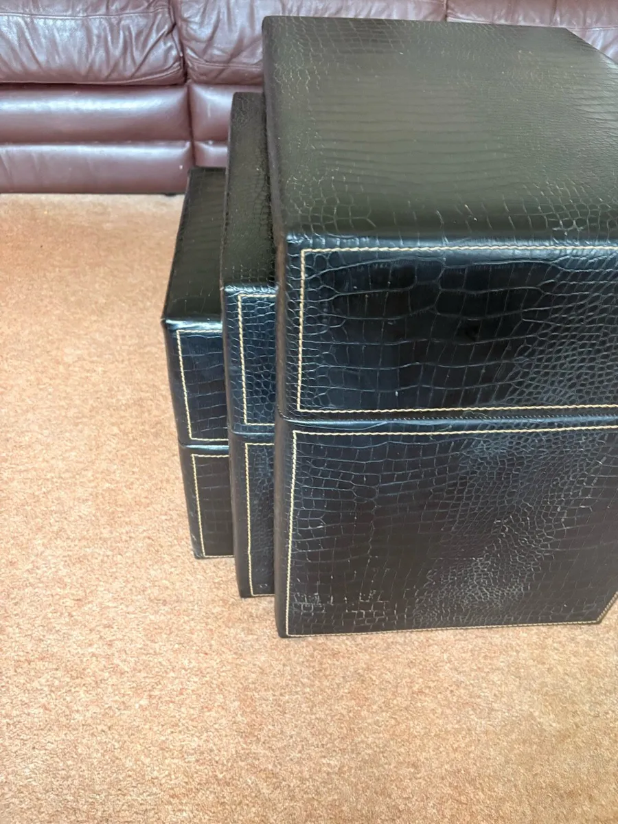 Leather table nest. - Image 2