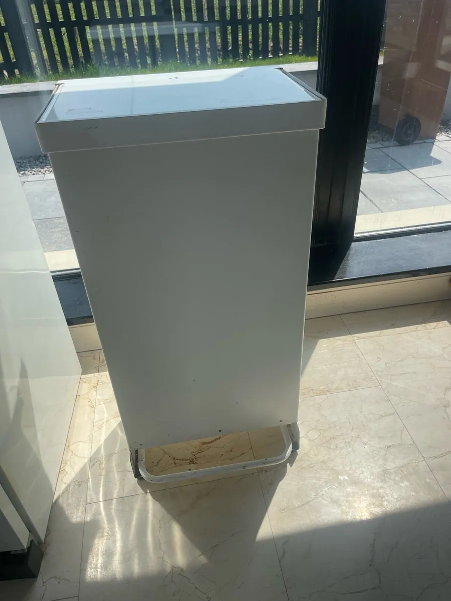 Pedal Operated Enclosed Rubbish Bag Holder - Image 1