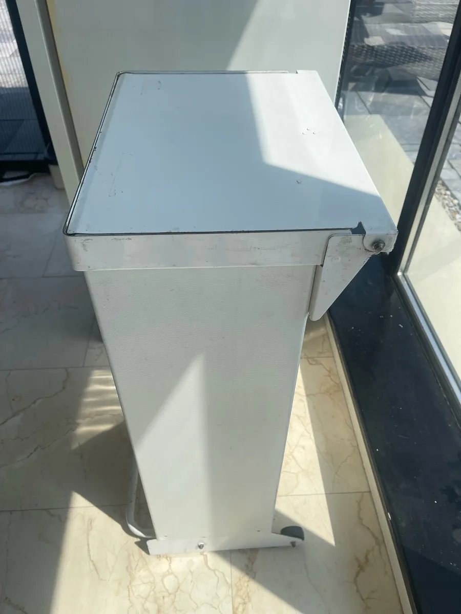 Pedal Operated Enclosed Rubbish Bag Holder - Image 2