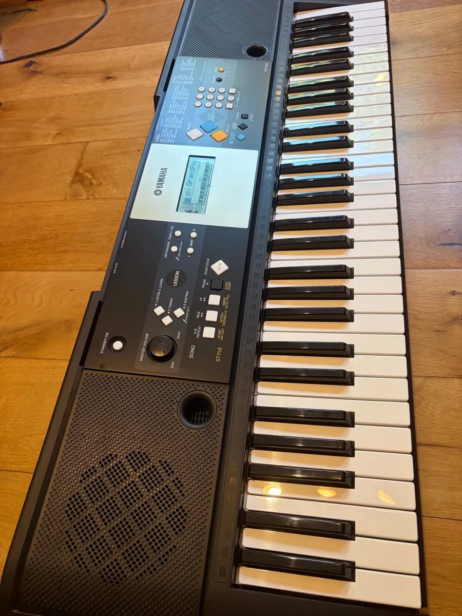 Yamaha YTP 220 Keyboard - Image 2