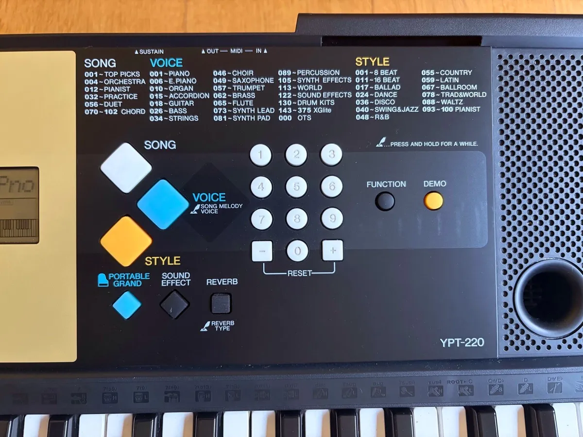 Yamaha YTP 220 Keyboard - Image 4