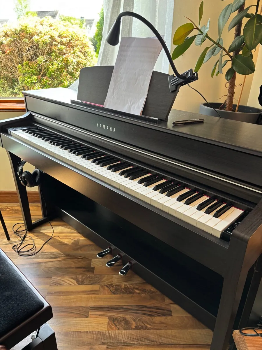Piano Yamaha CLP-635 - Image 1