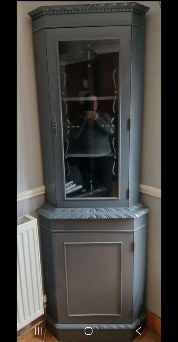 Tall corner display cabinet with light - Image 1