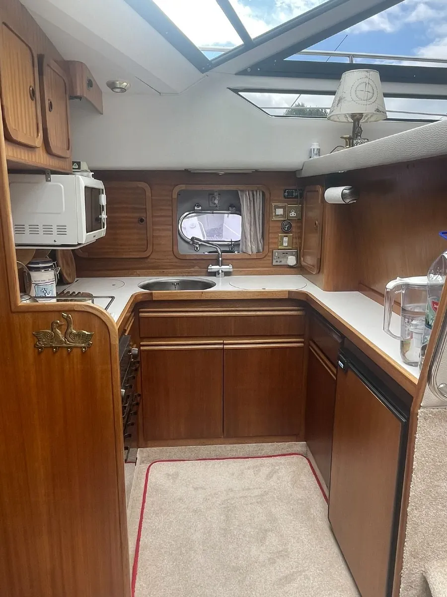 1990 Broom 37 – Classic Aft Cabin Cruiser - Image 4