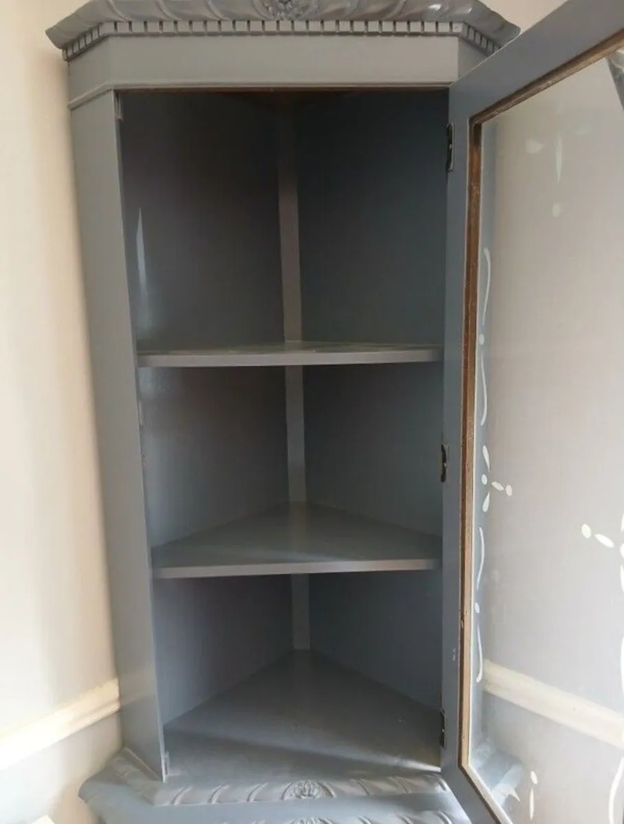 Tall corner display cabinet with light - Image 4