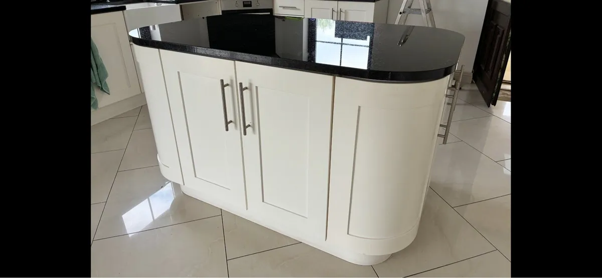 Kitchen Island - Image 1