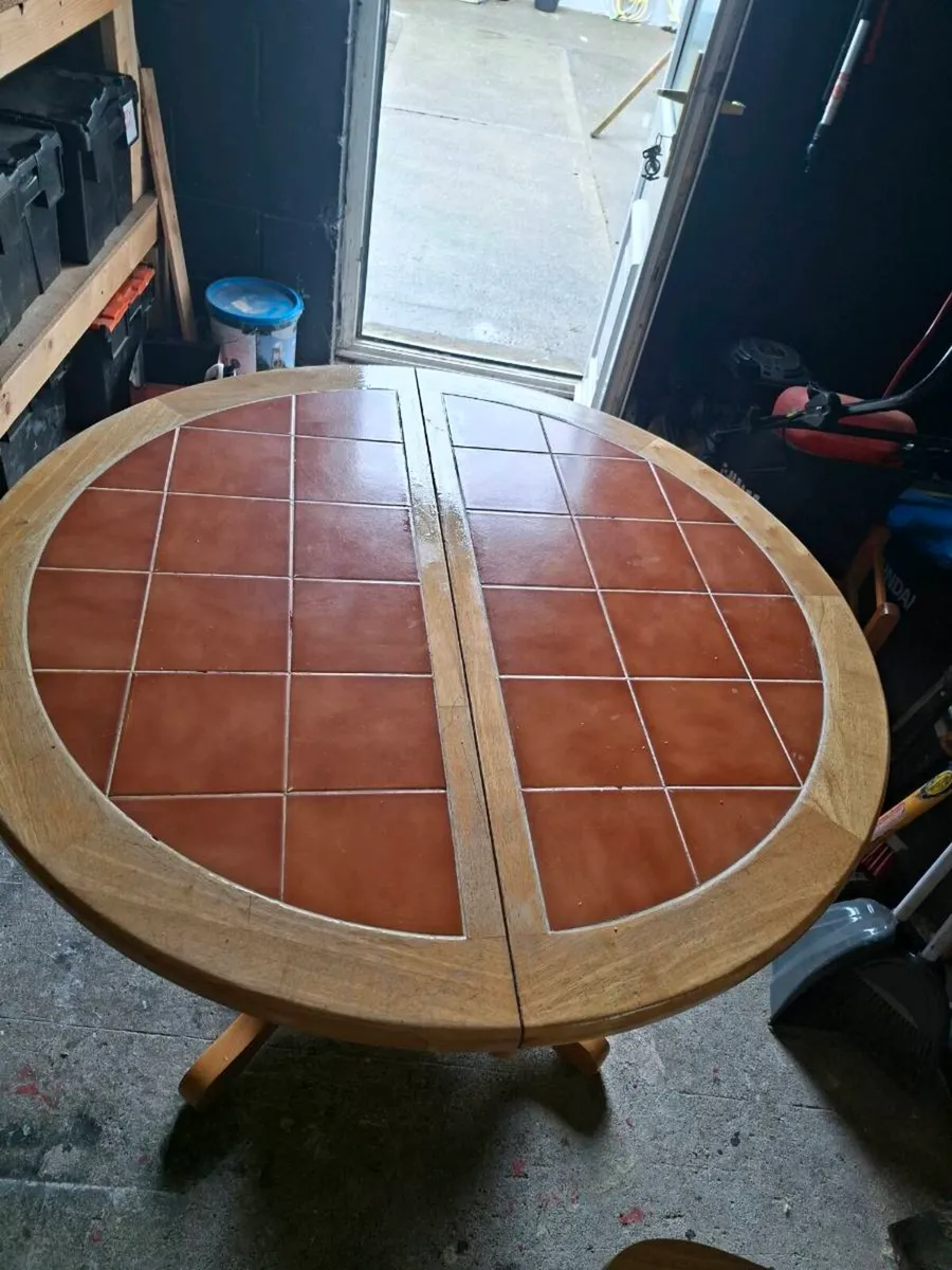 Table and chairs - Image 1