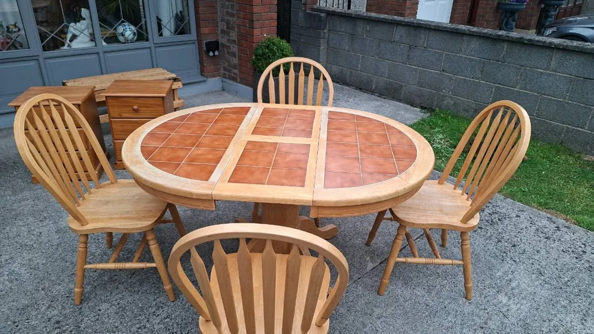 Table and chairs - Image 2