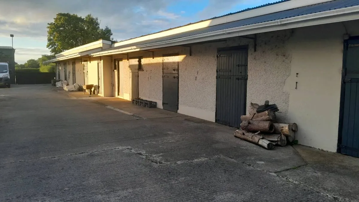7 stables for storage. - Image 1