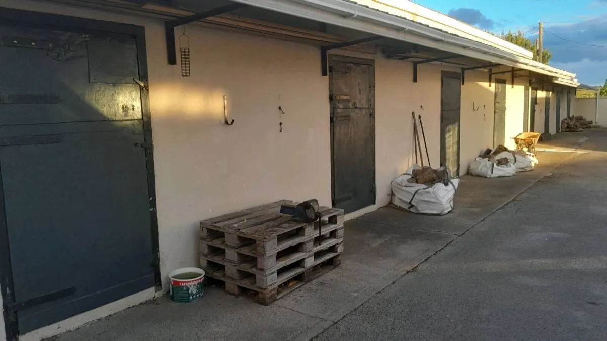7 stables for storage. - Image 3