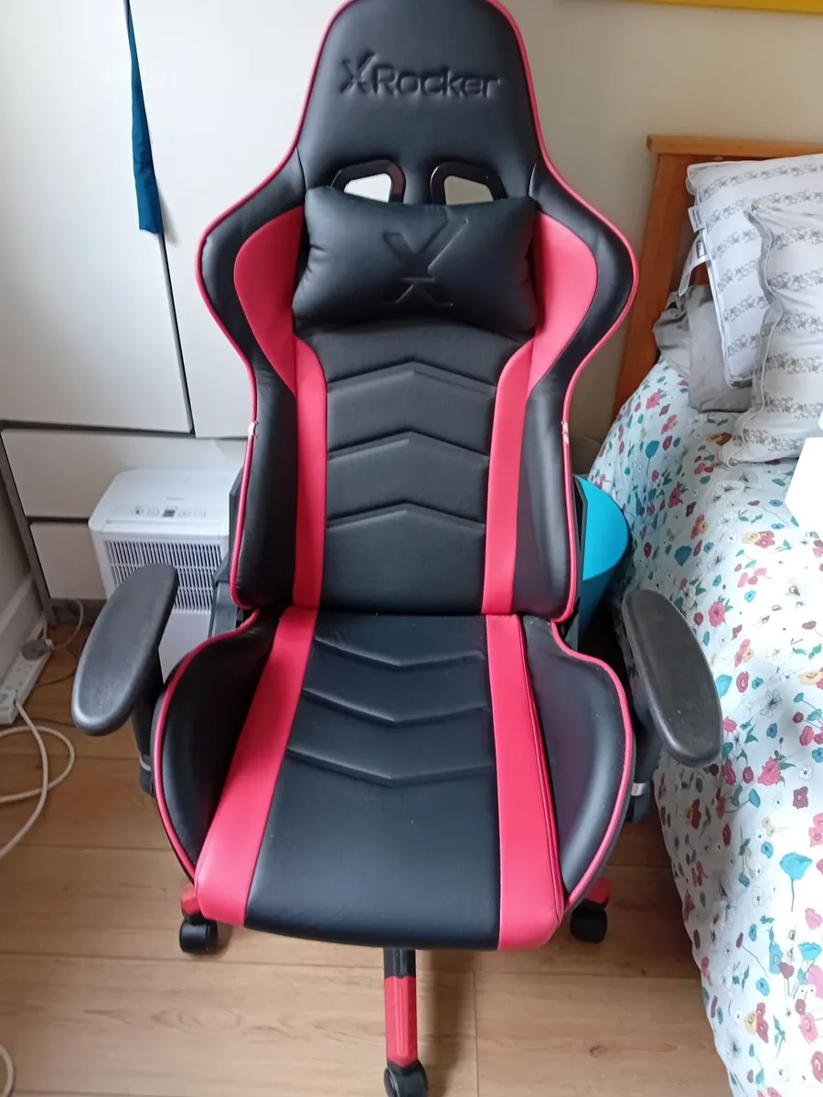 Gaming table and chair - Image 1