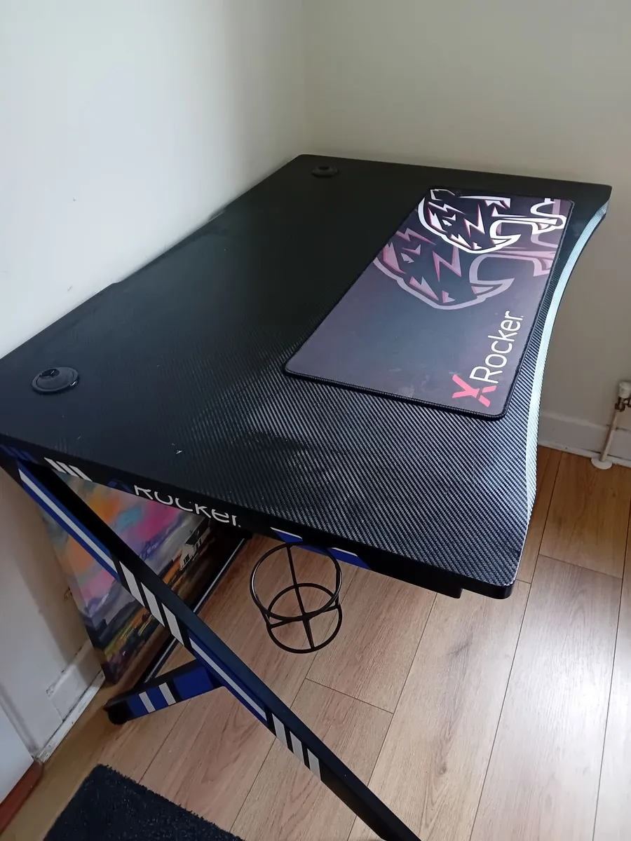 Gaming table and chair - Image 2