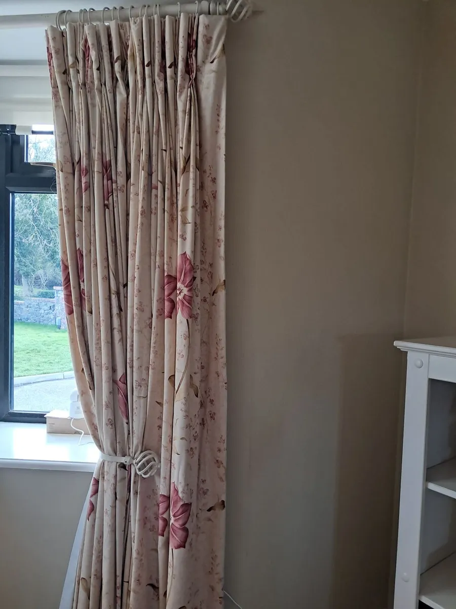 Curtains + two pictures - Image 1