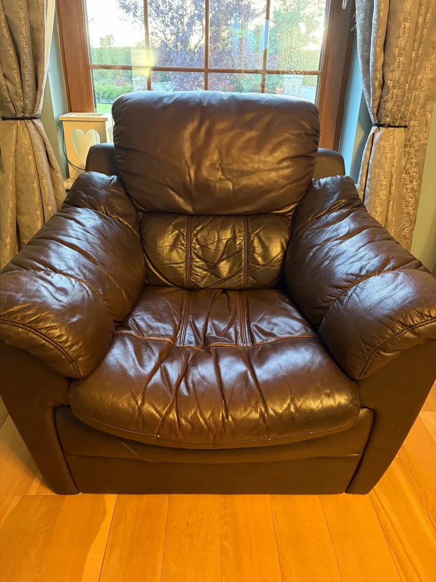 Leather 3 piece sofa and 2 one seaters - Image 3
