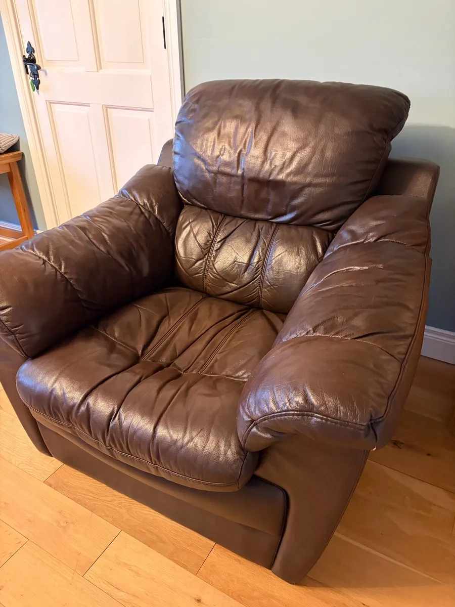 Leather 3 piece sofa and 2 one seaters - Image 4