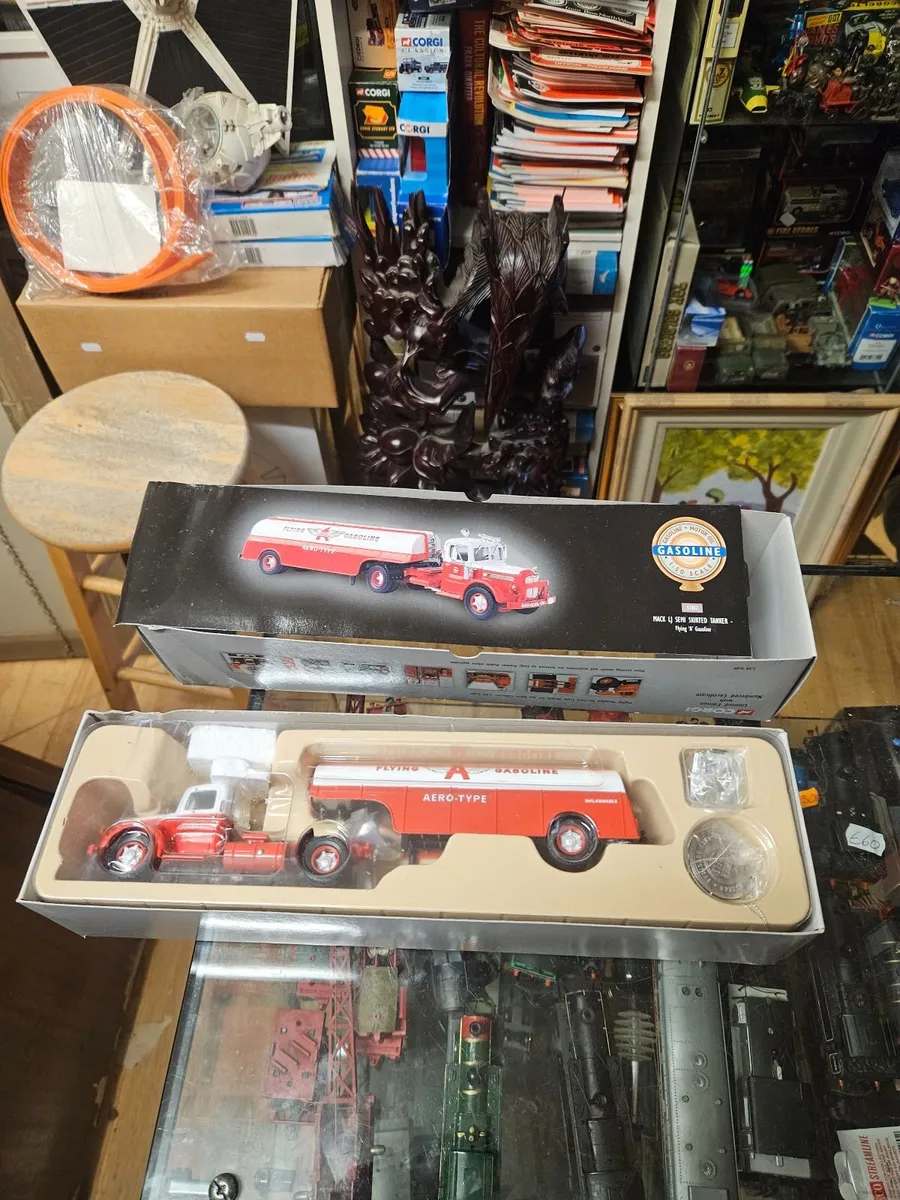 Corgi Mack Gasoline Truck 1.50 - Image 3