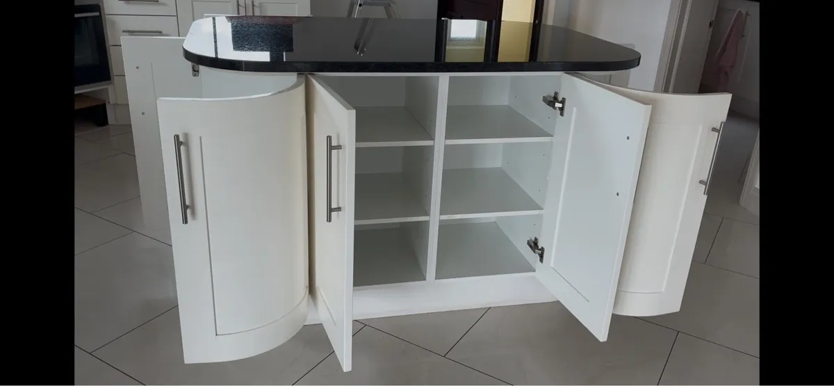 Kitchen Island - Image 4