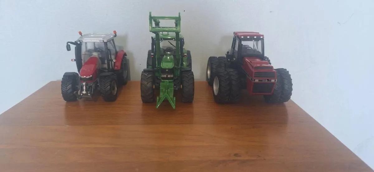 Toy tractors - Image 1
