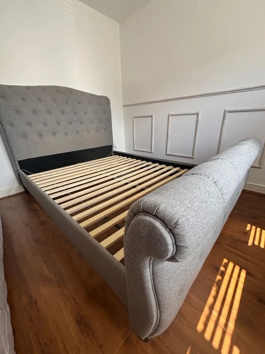 Button back king size bed - Image 1