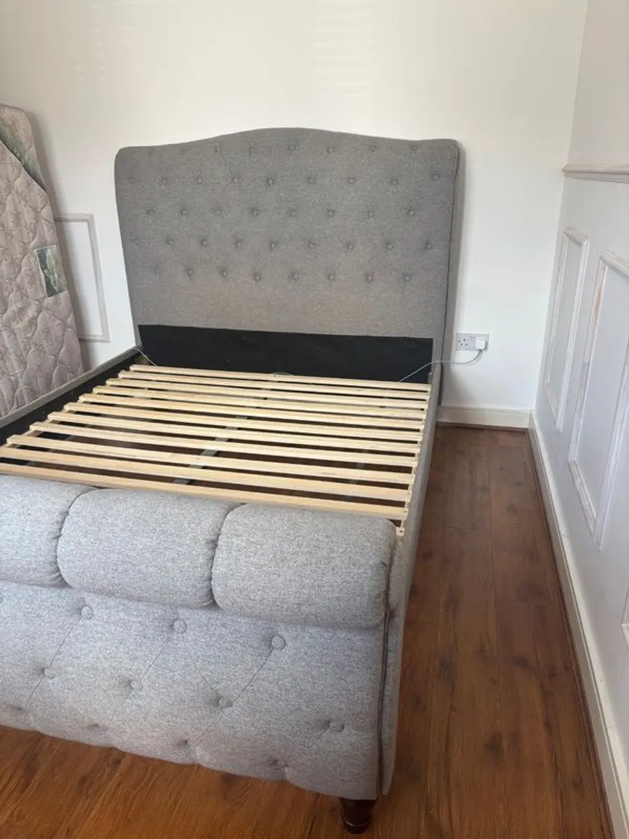 Button back king size bed - Image 3